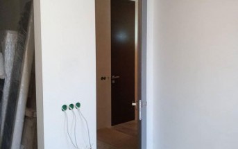 Установили скрытые двери в очередной квартире